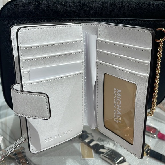 Michael Kors Medium Saffiano Leather Bifold Wallet Dragonfruit
NWT - Picture 11 of 16